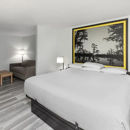 Super 8 By Wyndham Alexandria La Hotel Exterior photo