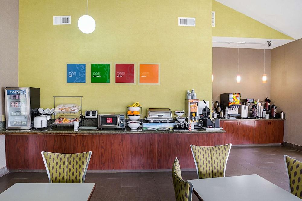Econo Inn&suites Hotel 3*