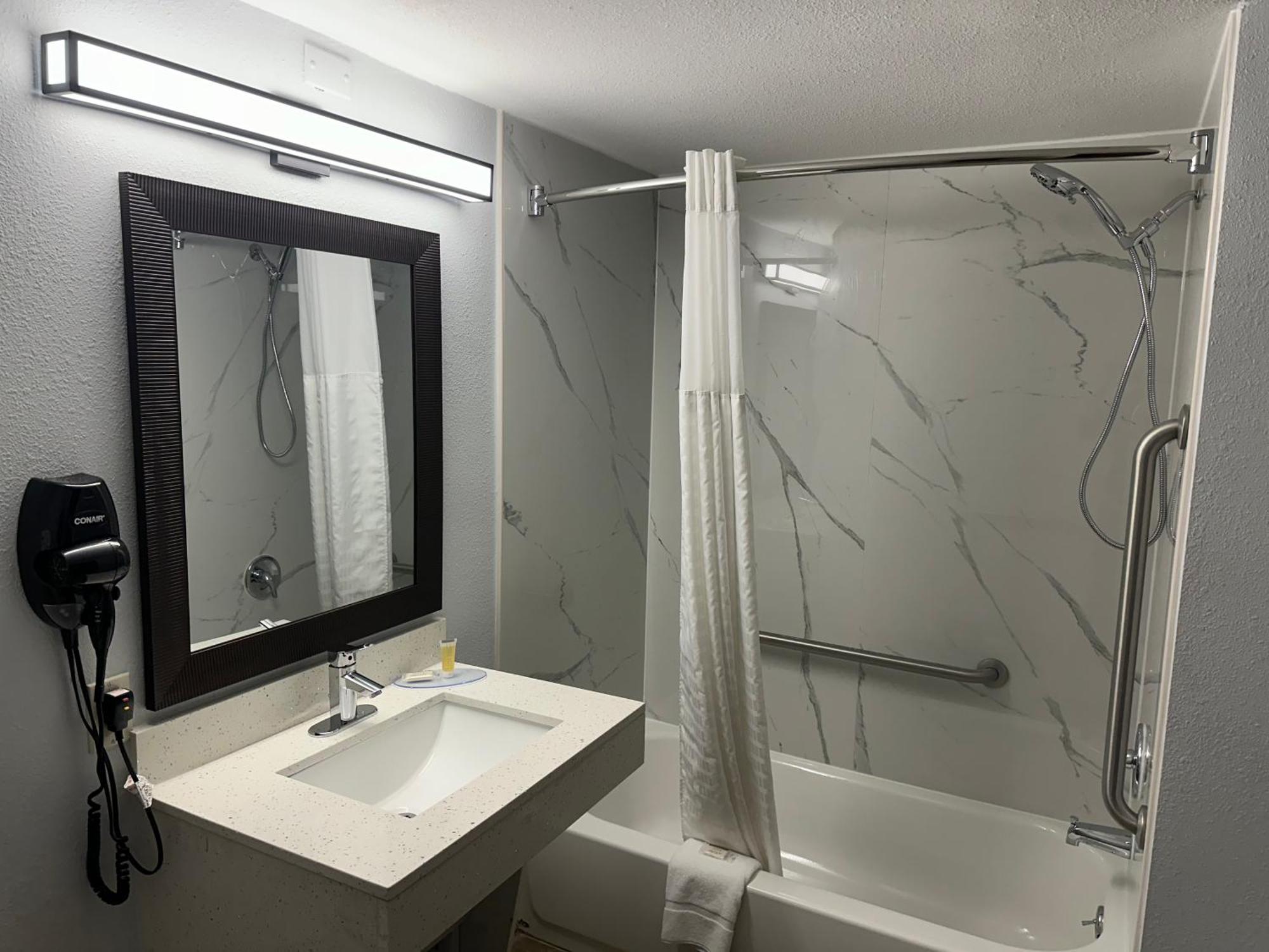 Econo Inn&suites Hotel