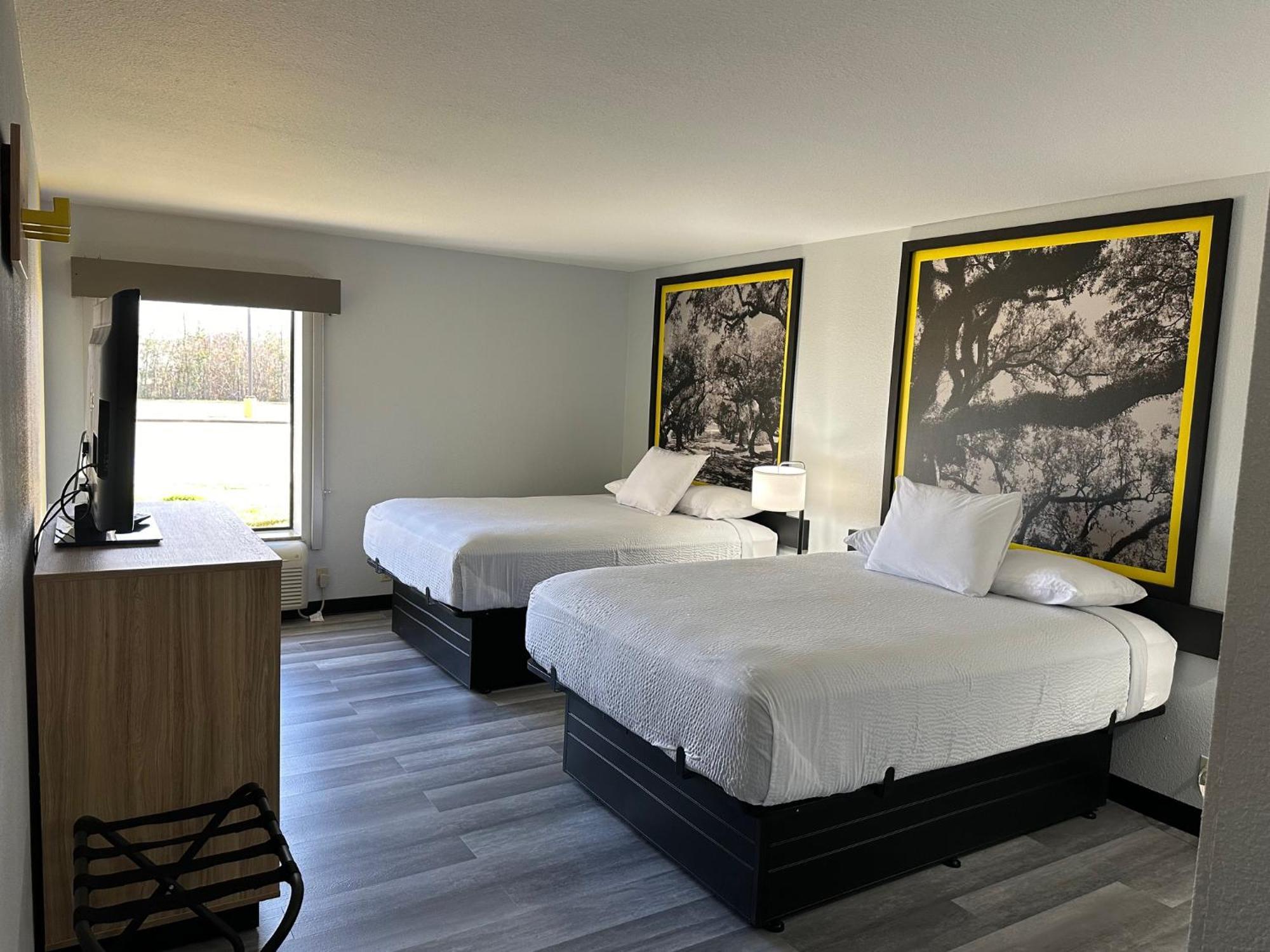 Econo Inn&suites Hotel 3*