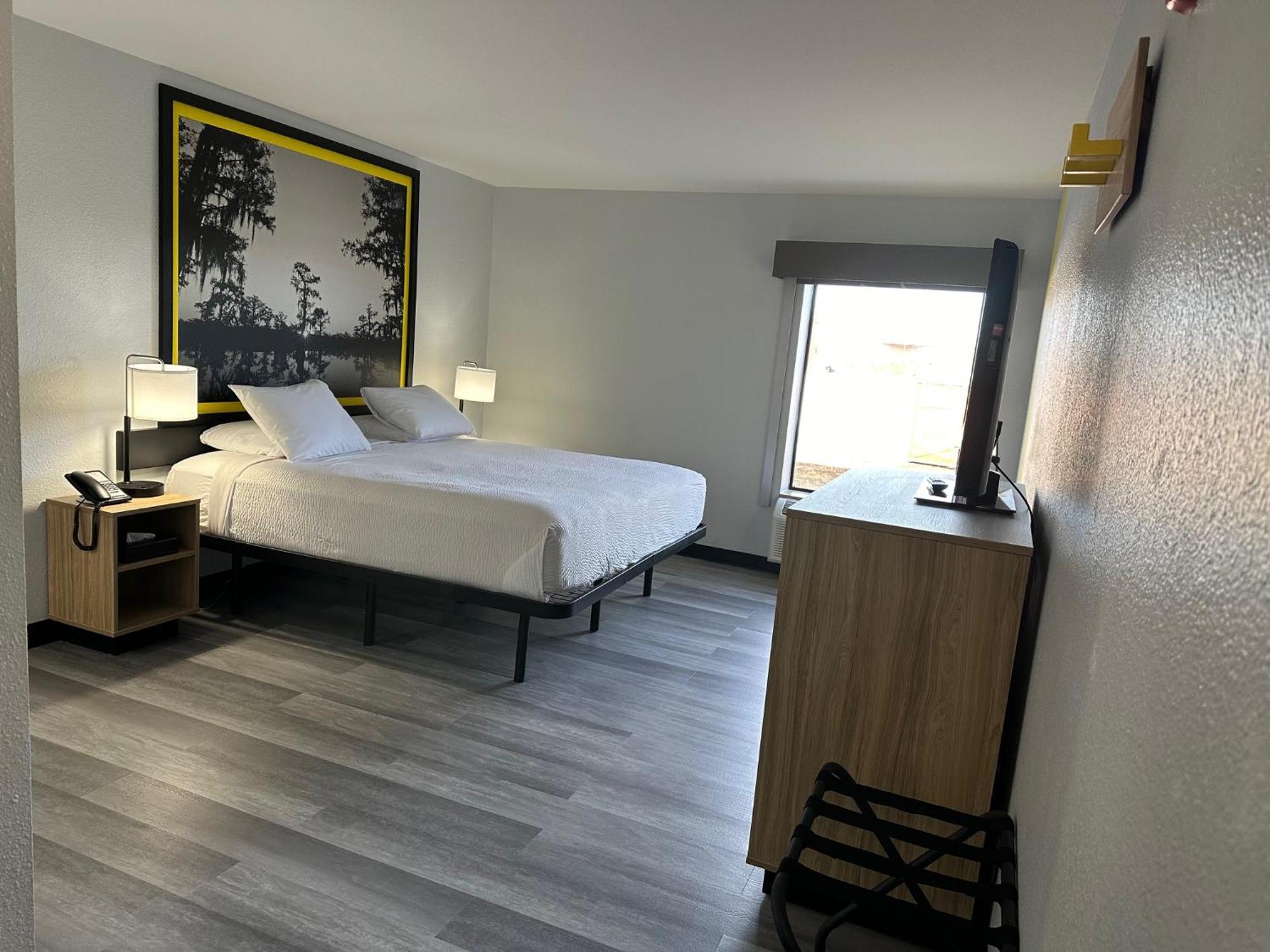 Econo Inn&suites Hotel