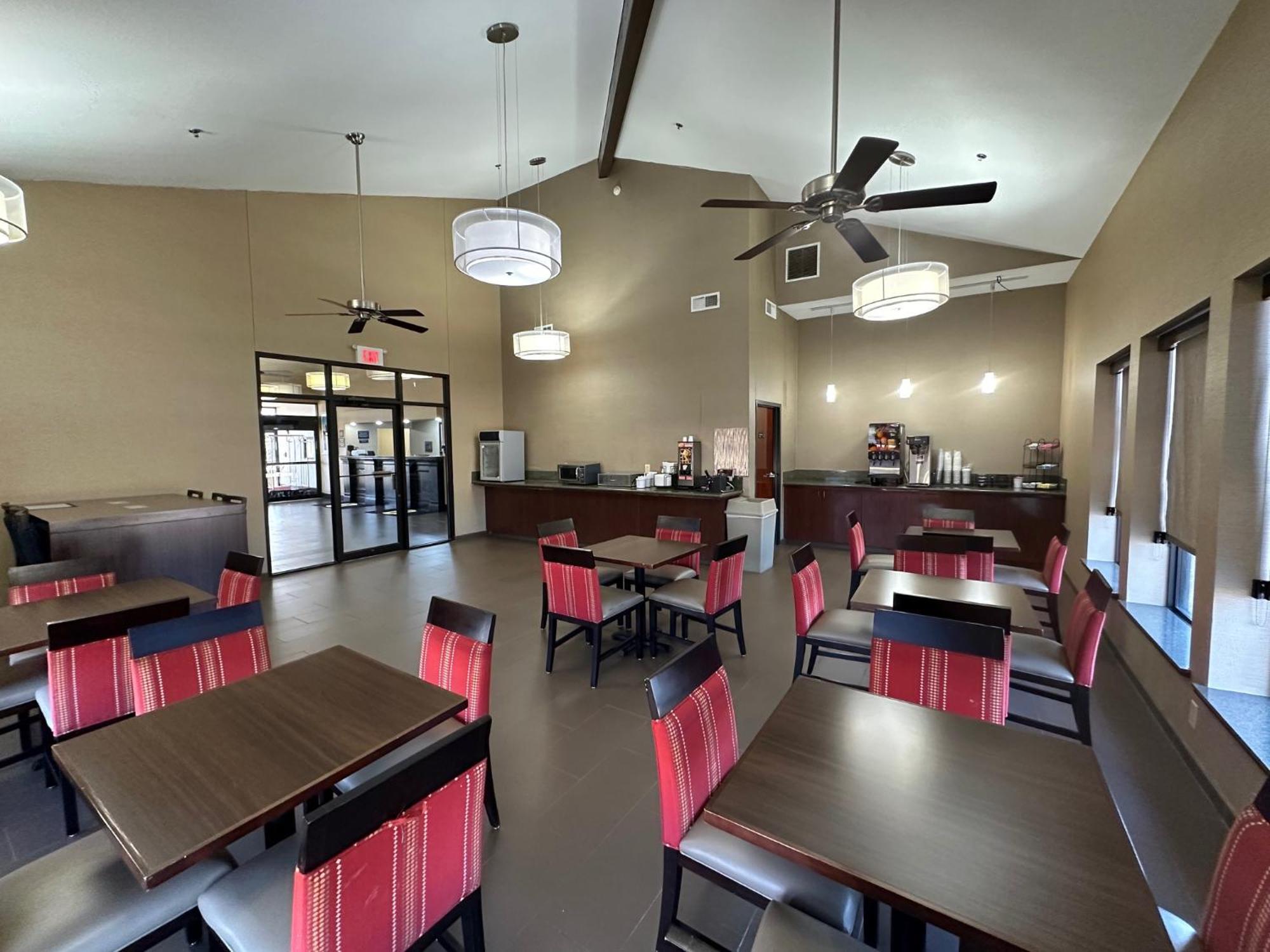 Econo Inn&suites Hotel 3*
