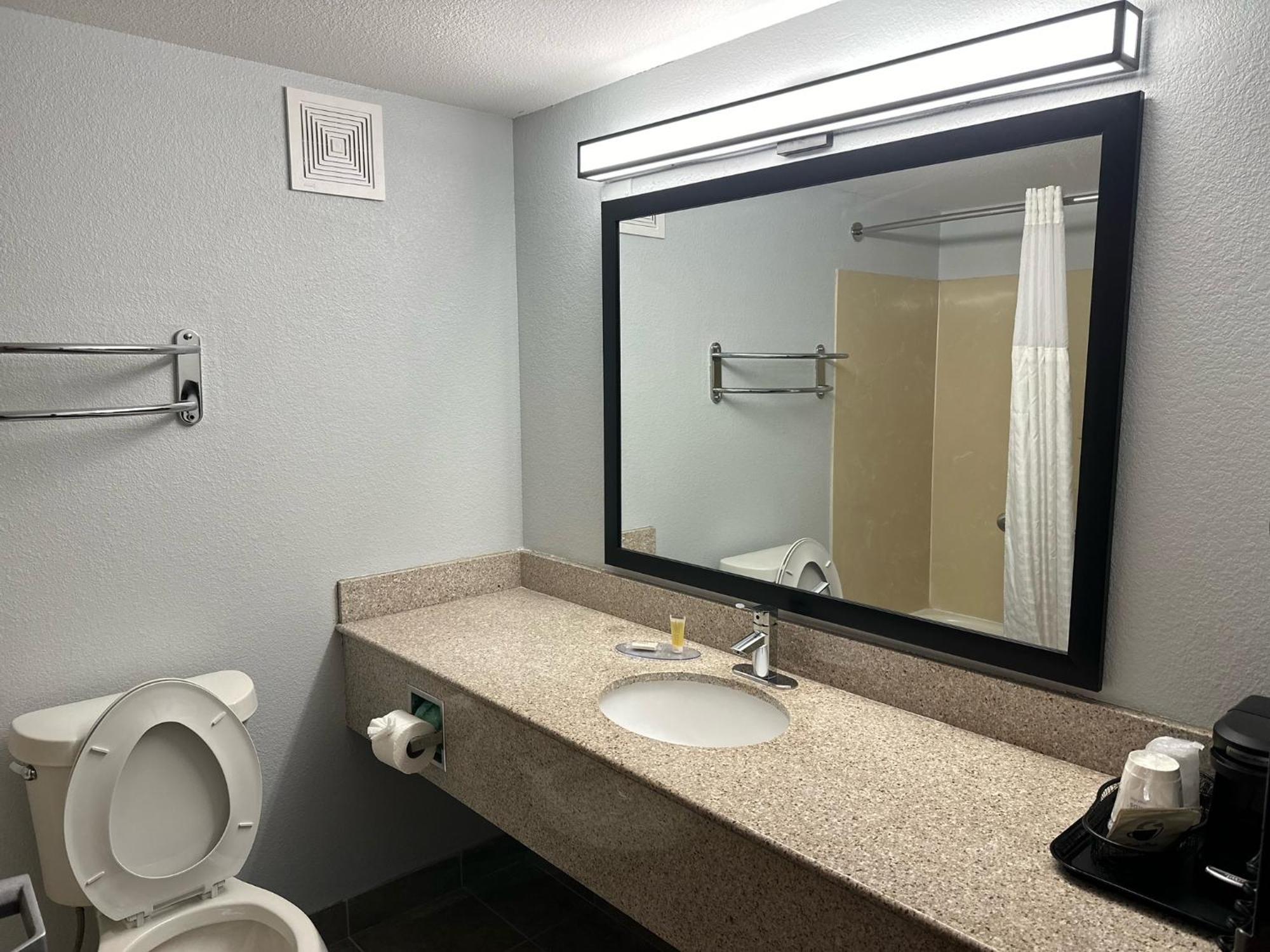 Hotel Econo Inn&suites 3*