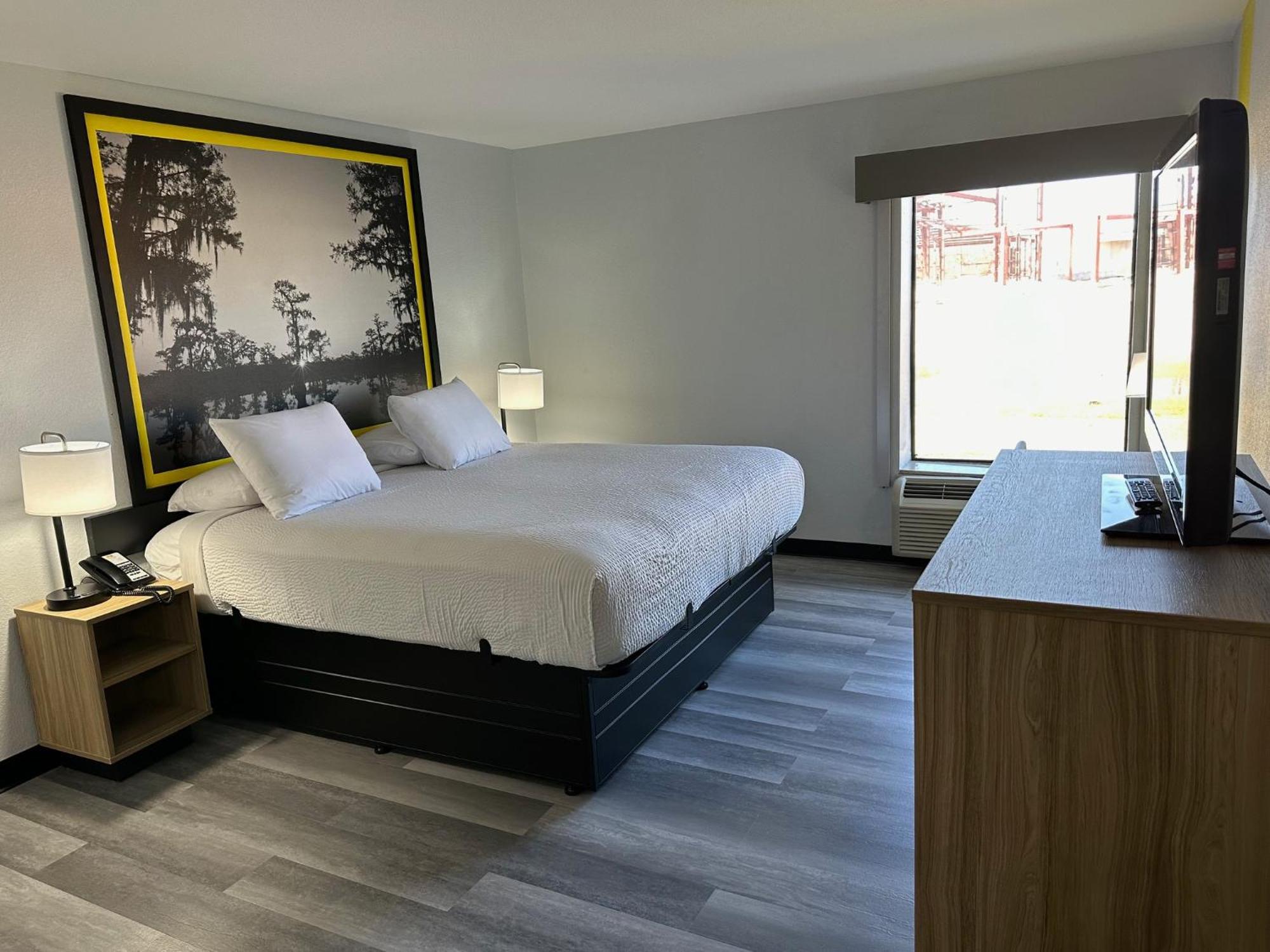 Econo Inn&suites Hotel