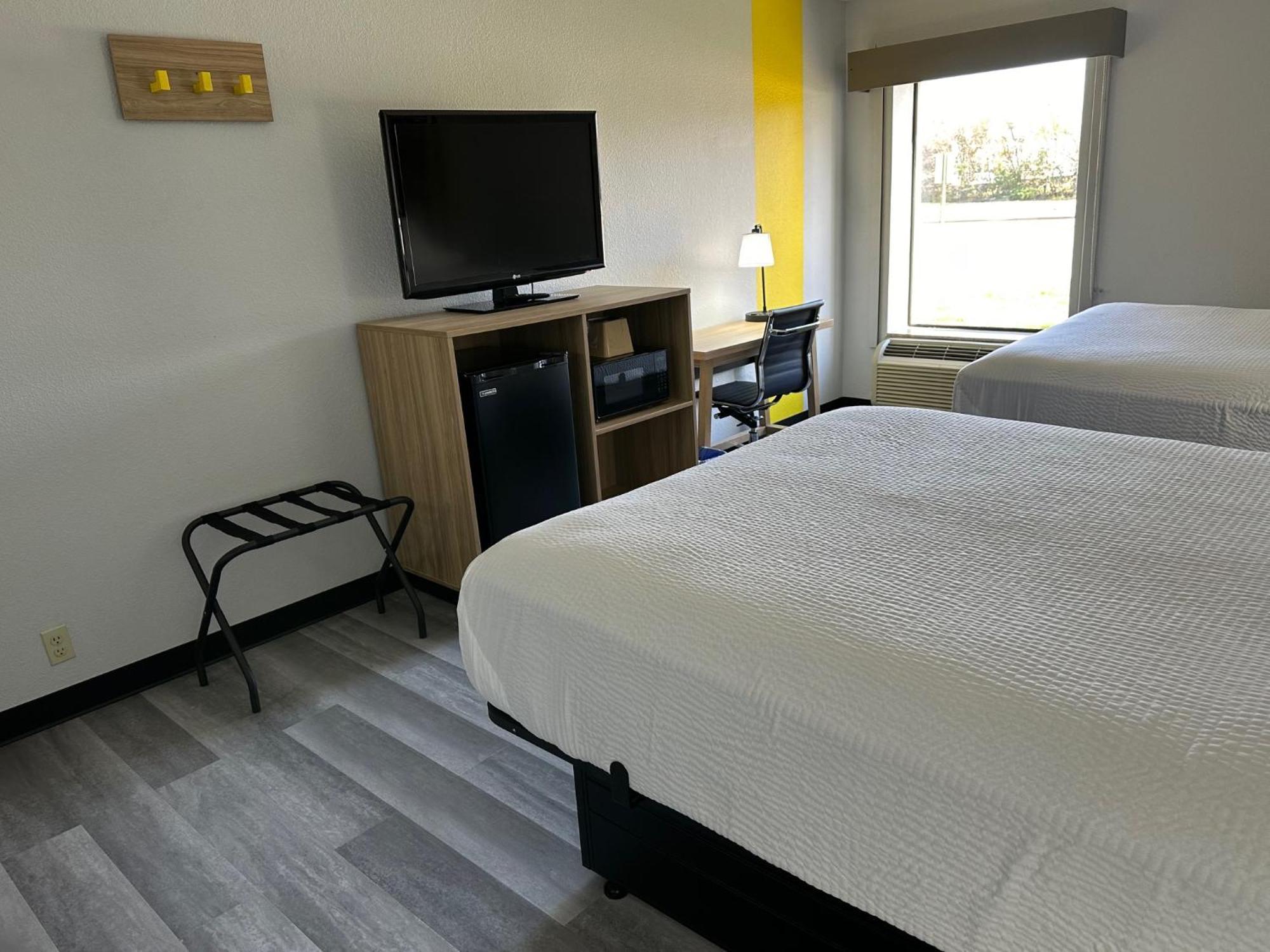 Econo Inn&suites Hotel 3*