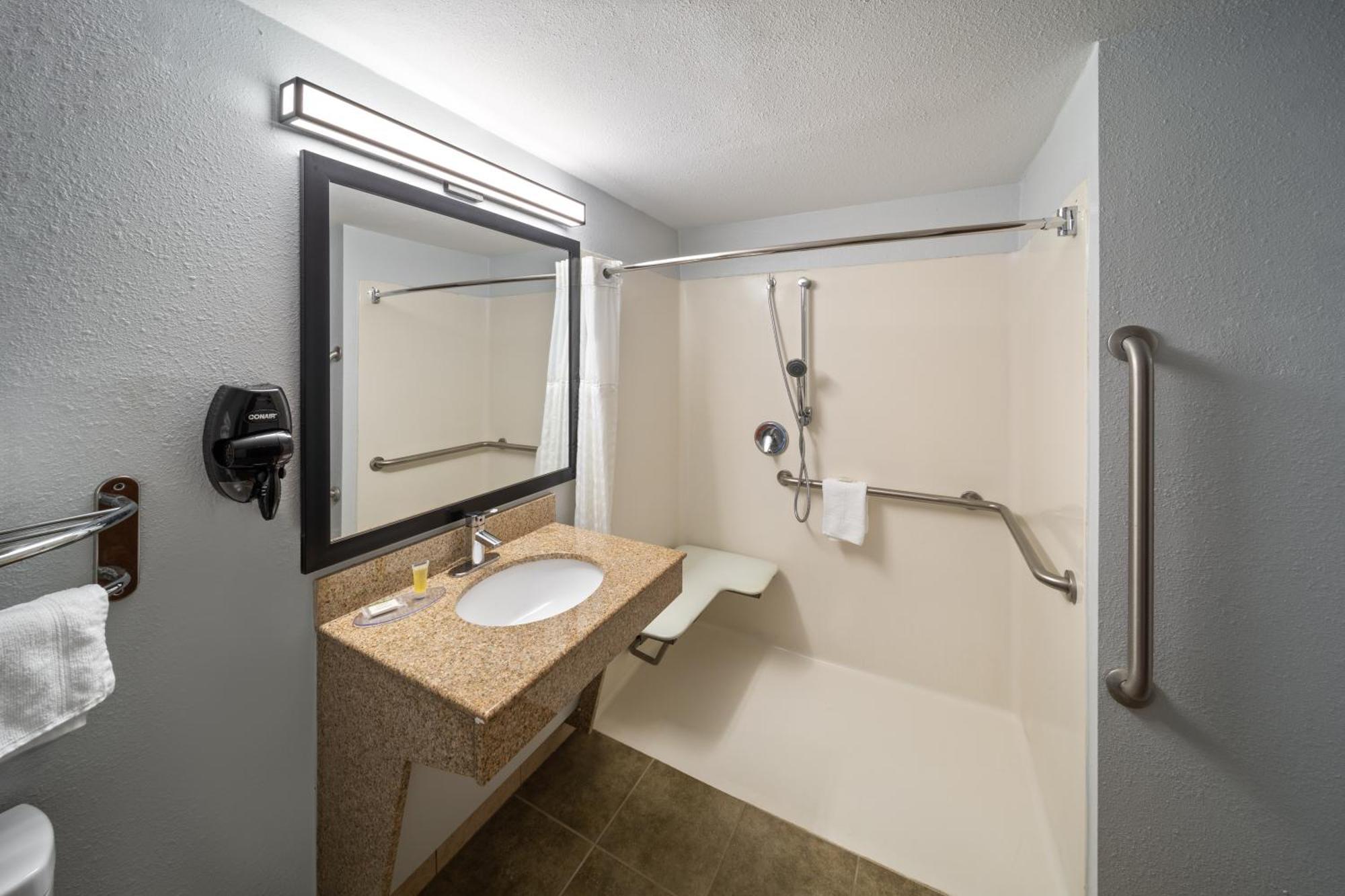 Econo Inn&suites Hotel