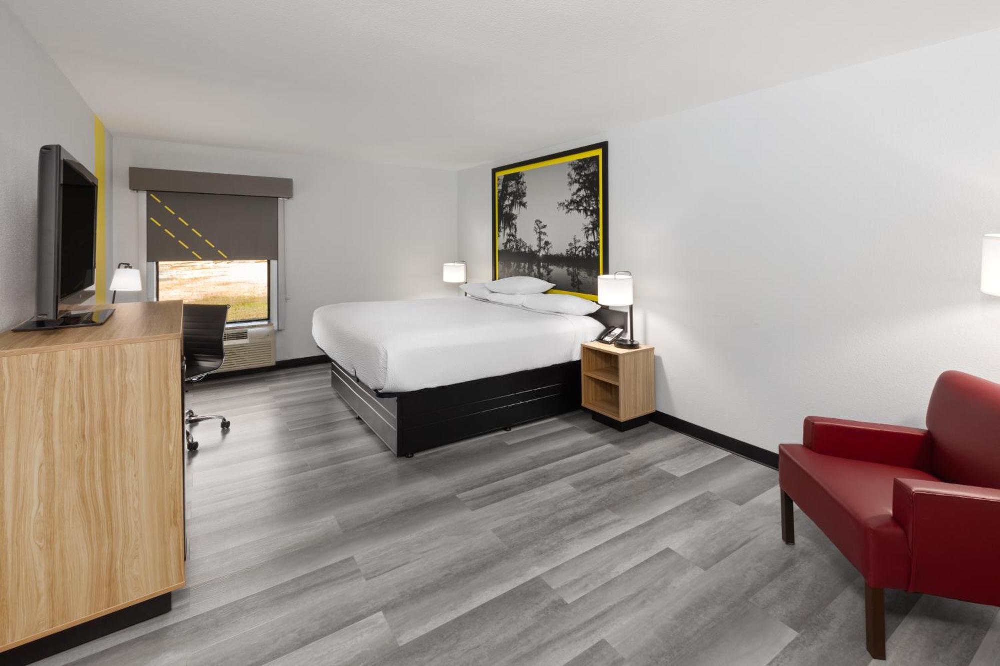 Super 8 By Wyndham La Hotel 3*