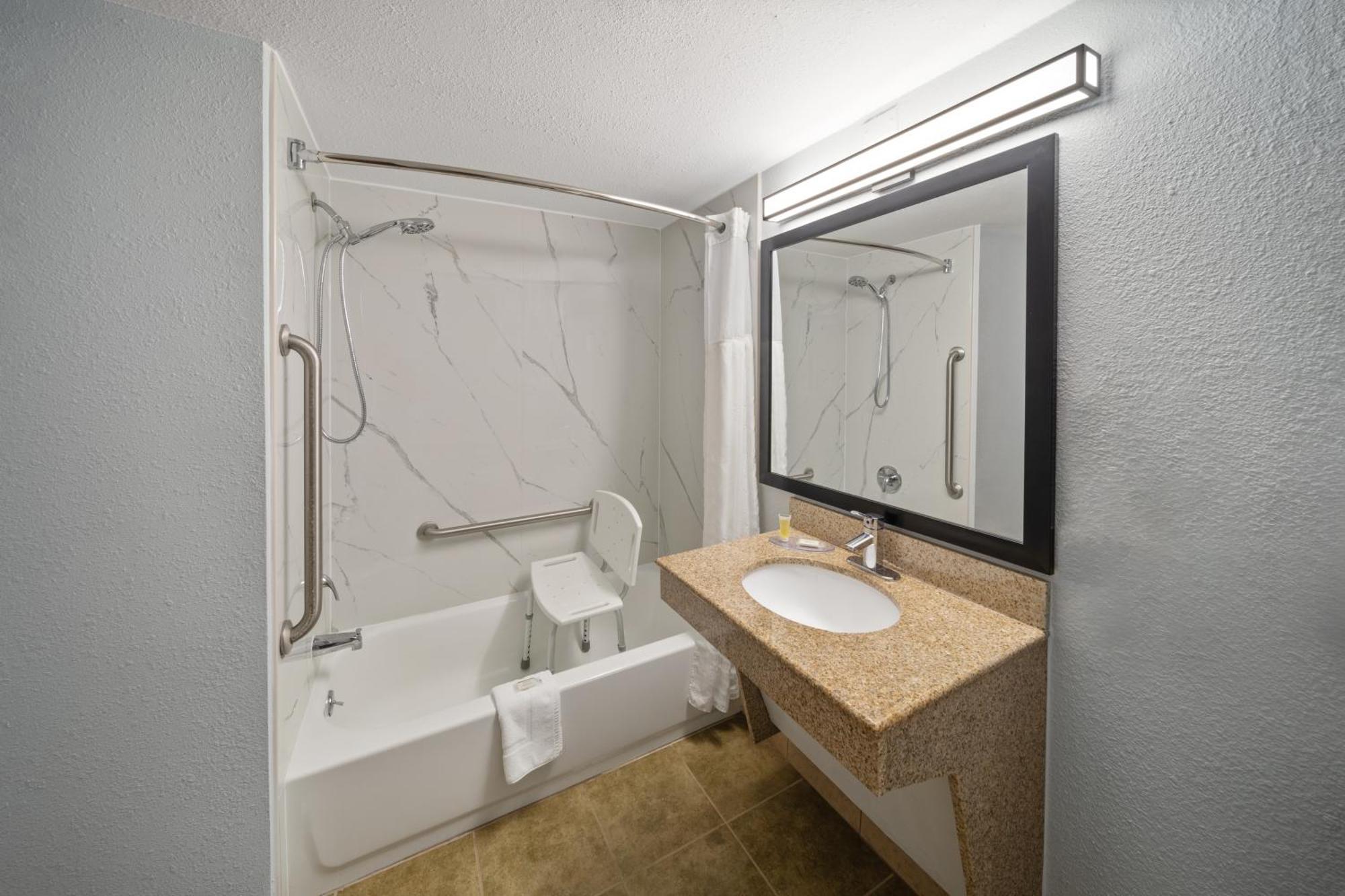 Hotel Super 8 By Wyndham La 3*