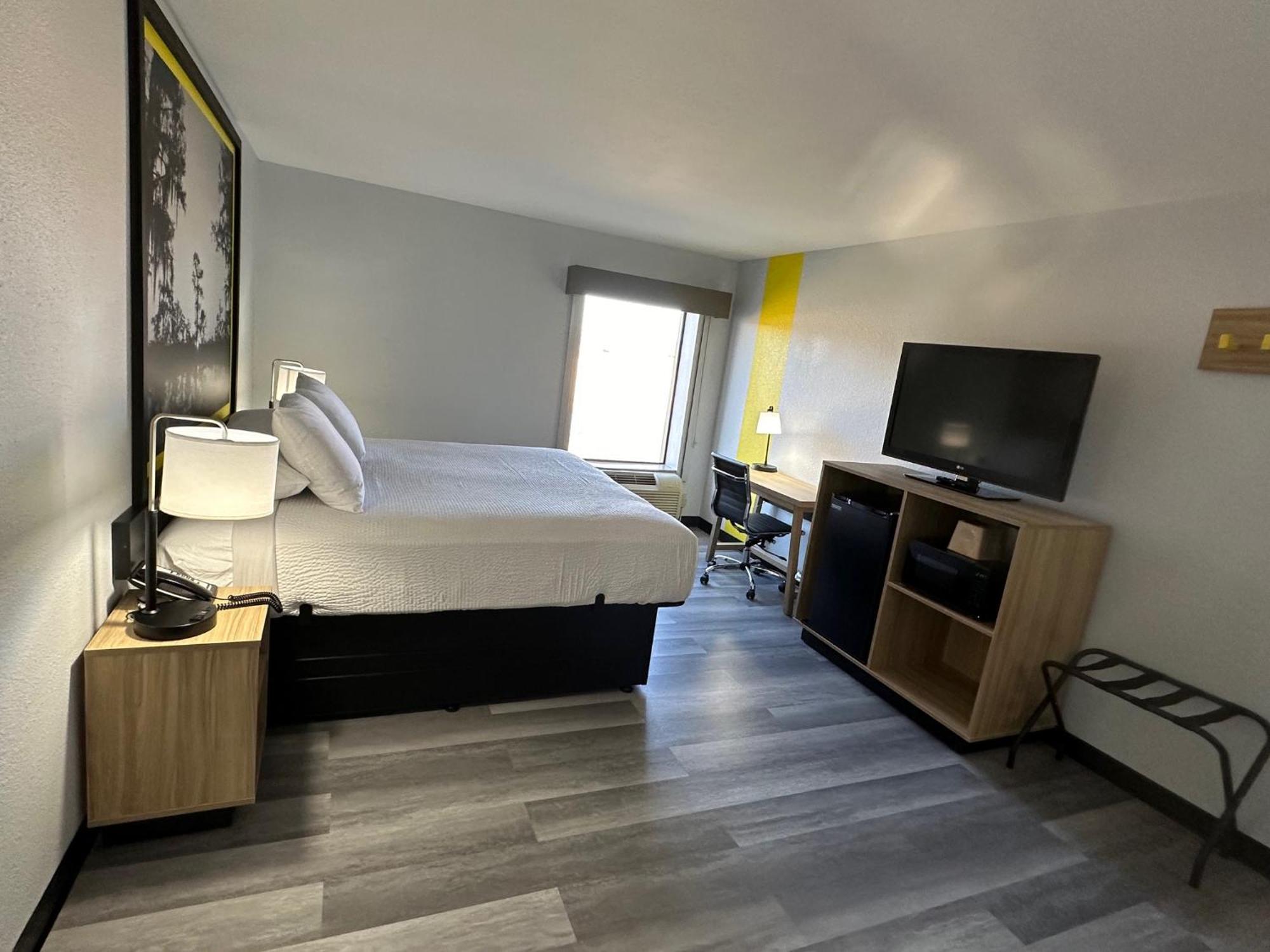 Super 8 By Wyndham La Hotel 3*